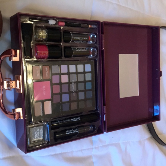 Makeup - Picture 3 of 4